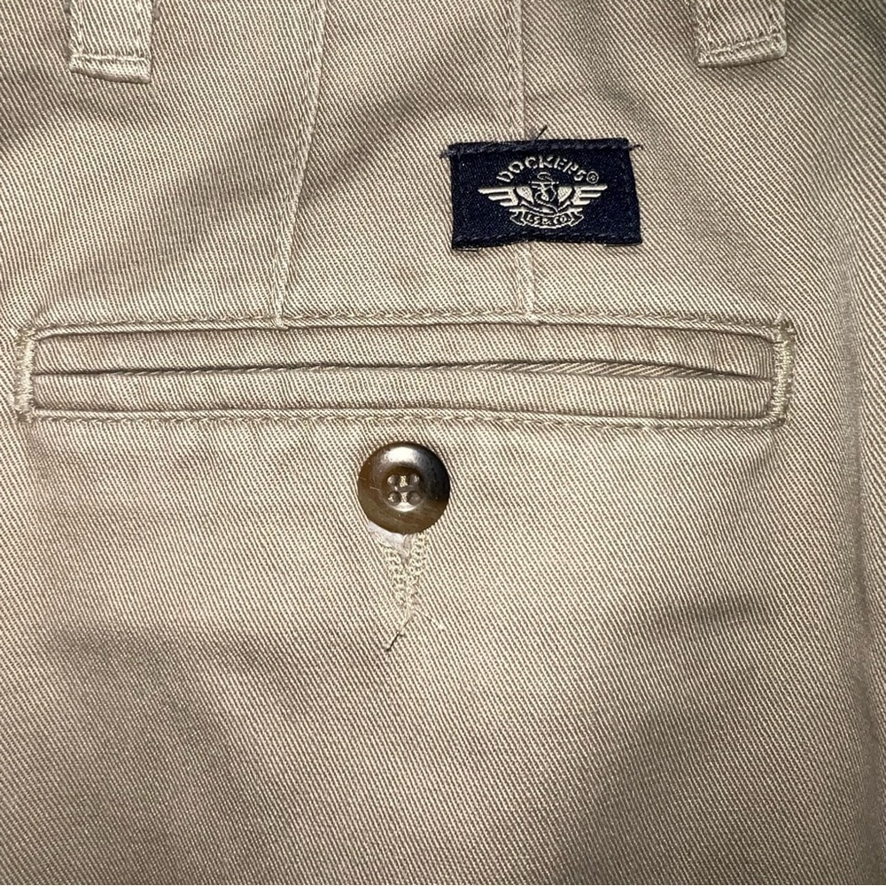 MEN’S  front pleated  Dockers khakis in excellent condition - Picture 3 of 7